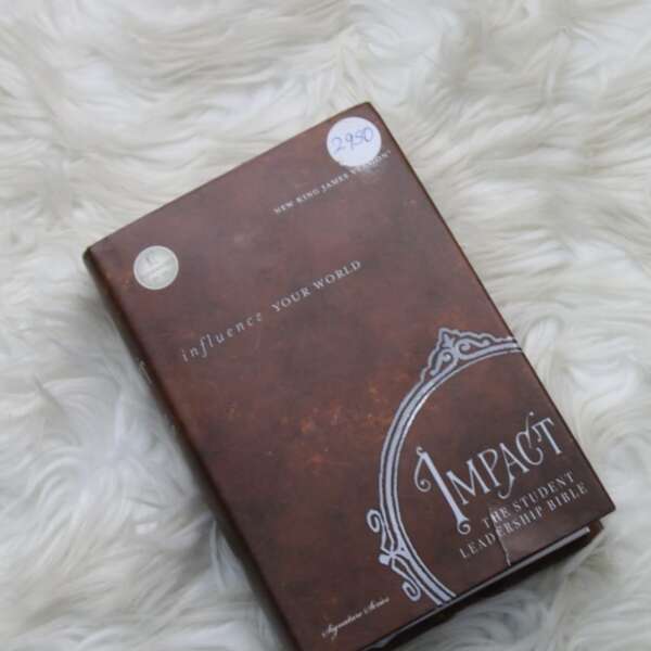 influence-your-world-impact-the-student-leadership-bible-2950