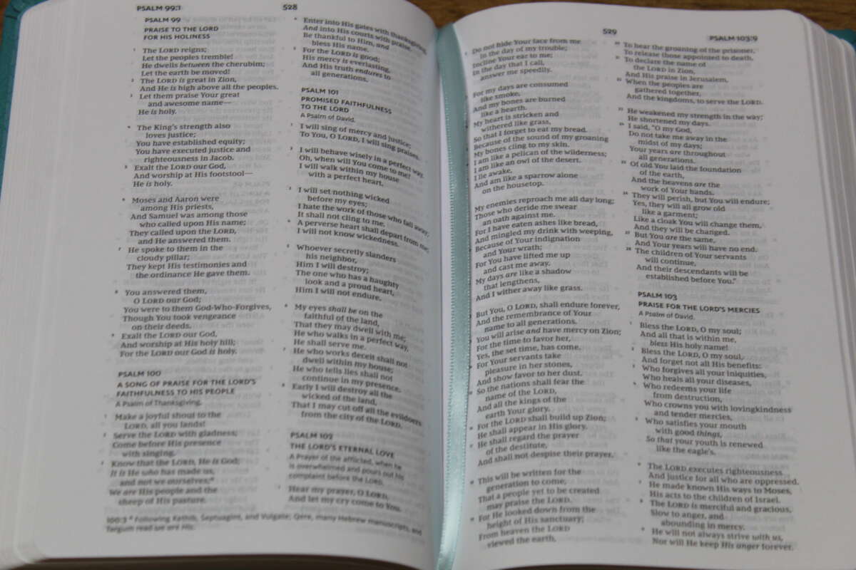 nkjv-a5-compact-thinline-bible-turquoise-4300-iv