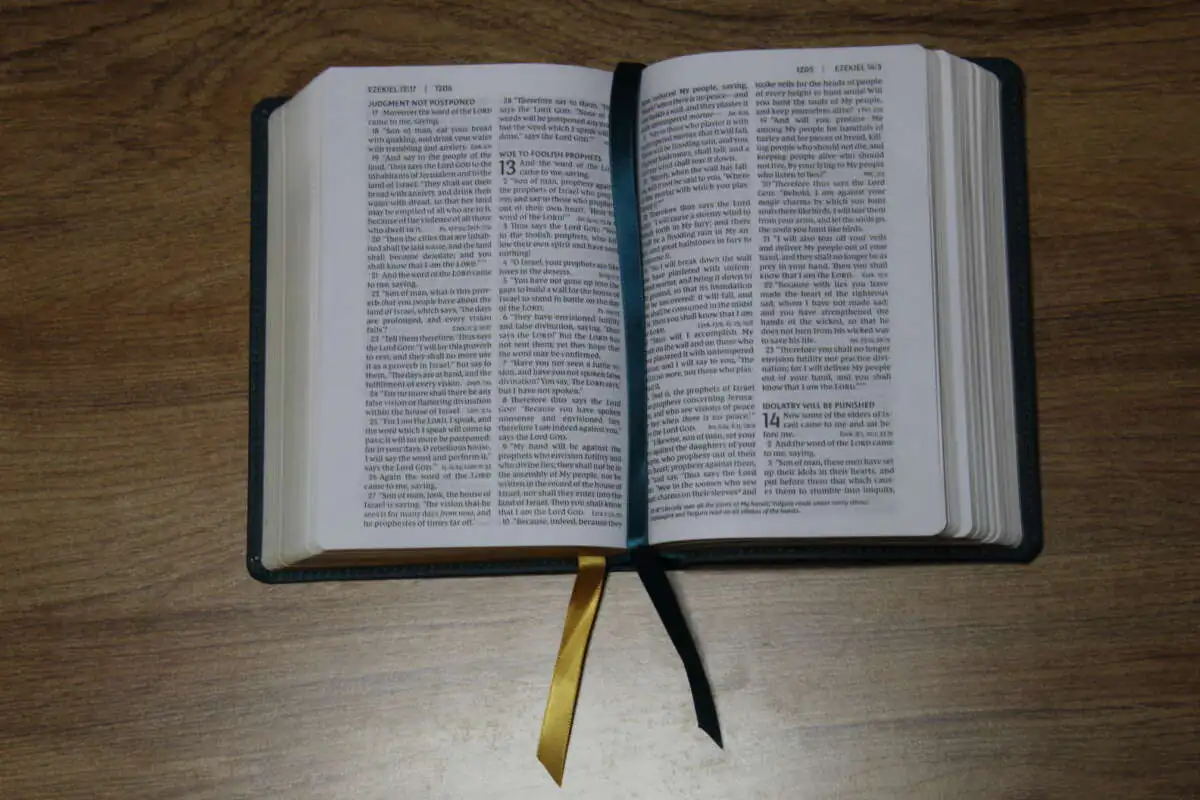 nkjv-compact-reference-bible-4500-iv